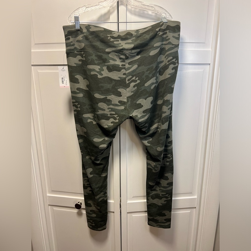 NWT a.n.a A New Approach Camo Leggings Size Women’s 2X Color Camo Green - Picture 3 of 10